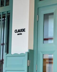 Claude Hotel في سنغافورة: باب لمبنى عليه لافته