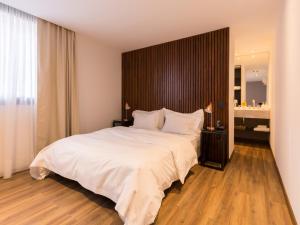 sypialnia z dużym łóżkiem i dużym lustrem w obiekcie Azur Real Hotel Boutique & Spa w Córdobie