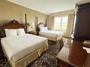 Cama ou camas em um quarto em Amish View Inn & Suites