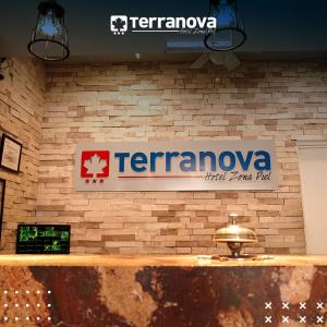 een bord op een stenen muur met een bord voor terranova bij Hotel Terranova in León