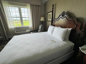 Cama ou camas em um quarto em Amish View Inn & Suites