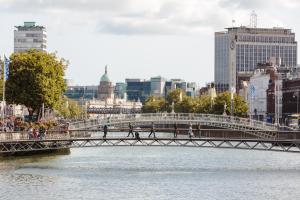 een brug over een rivier met mensen die erop lopen bij Sonder The Earl in Dublin