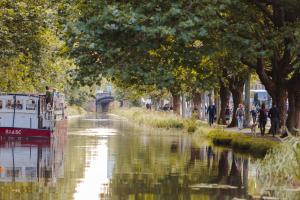 een boot op een rivier met mensen op de stoep bij Sonder The Earl in Dublin