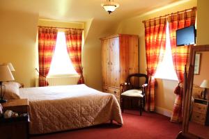 Cama ou camas em um quarto em Keanes of Curraheen, Bar, Restaurant & Accommodation