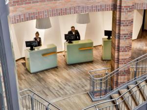 Un groupe de personnes assises à un bureau dans l'établissement Dorint Hotel Bremen, à Brême