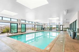 - une piscine d'eau bleue dans un bâtiment dans l'établissement Best Western Plus Settlers Point, à Washington