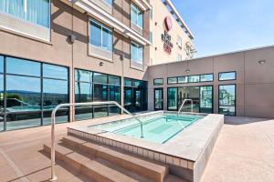 un bâtiment avec une piscine en face d'un bâtiment dans l'établissement Best Western Plus Settlers Point, à Washington