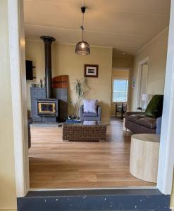 ein Wohnzimmer mit einem Sofa und einem Kamin in der Unterkunft Hennessy Beach House in Port Campbell