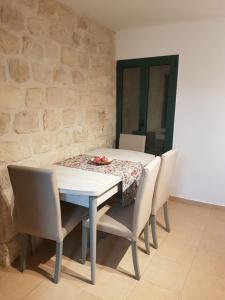 Fotografija v galeriji nastanitve Self-Contained Garden apartment with Galilee sea & mountains view 2 v mestu Safed