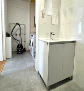 a kitchen with a sink and a washing machine at Résidence Sainte Cécile in Thionville