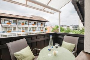 eine Terrasse mit einem Tisch und Stühlen auf dem Balkon in der Unterkunft Hotel Lorenz in Bad Füssing