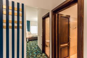 a hallway with a door leading to a bedroom at Villa Galleria in Colibiţa