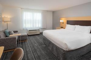 Tempat tidur dalam kamar di TownePlace Suites by Marriott Wareham Buzzards Bay