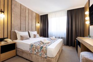 ein Hotelzimmer mit einem Bett und einem Fenster in der Unterkunft AMAR Design Hotel by HMG in Sofia