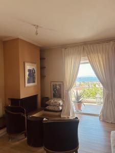 Гостиная зона в Sea View House Voula