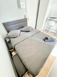 ein großes Bett in einem kleinen Zimmer mit Zugang in der Unterkunft Studio Gare de Strasbourg in Straßburg