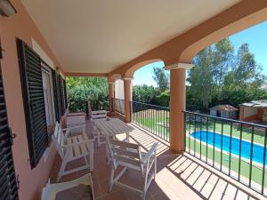 balcone con sedie e piscina di Aribela a Badajoz