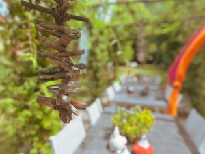 Un primo piano di un mucchio di metalli arrugginiti di Le Jardin Des Secrets a Namur