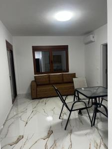 A seating area at Kan&Dzan Apartmani