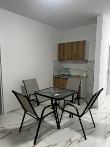 A kitchen or kitchenette at Kan&Dzan Apartmani