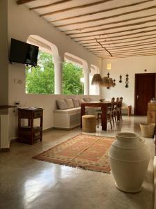 ein Wohnzimmer mit einem Sofa und einem Tisch in der Unterkunft Pucci House Watamu in Watamu