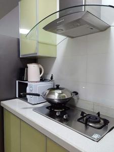 A cozinha ou cozinha compacta de Two bedroom -King sized bedroom-Free parking