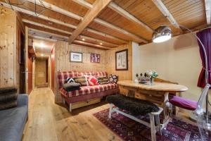 een woonkamer met een bank en een tafel bij Appartement chaleureux au Chalet Barme de l'Ours 2 in Val dʼIsère