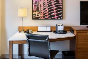 een bureau in een hotelkamer met een stoel en een telefoon bij Hyatt Regency McCormick Place Chicago in Chicago