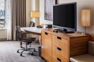 een hotelkamer met een bureau en een televisie op een dressoir bij Hyatt Regency McCormick Place Chicago in Chicago