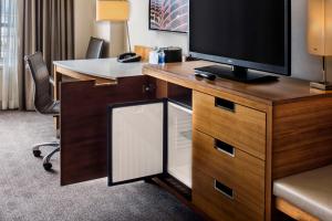 een hotelkamer met een bureau en een televisie. bij Hyatt Regency McCormick Place Chicago in Chicago