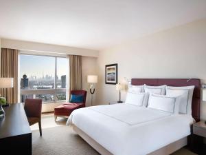 เตียงในห้องที่ Swissôtel Living Al Ghurair Dubai