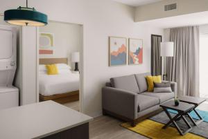 Cama ou camas em um quarto em WaterWalk Extended Stay by Wyndham Boise Meridian