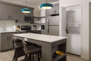 A cozinha ou cozinha compacta de WaterWalk Extended Stay by Wyndham Boise Meridian