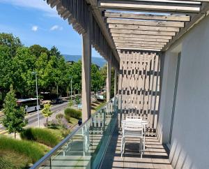 Un balcón o terraza en Hôtel de la Source