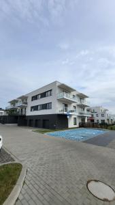 un gran edificio blanco con un patio delante de él en Apartament SOLO, en Pruszcz Gdański