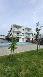 un edificio de apartamentos con piscina frente a él en Apartament SOLO, en Pruszcz Gdański