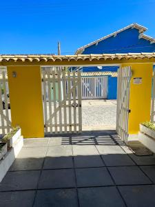 Uma varanda ou terraço em Casa Duplex Praia Das Dunas - Pé na Areia - Ar Condicionado - Alto Padrão