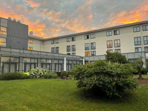 un bâtiment avec un bush devant lui dans l'établissement Mercure Hotel Gera City, à Gera