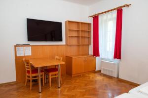 Televízia a/alebo spoločenská miestnosť v ubytovaní Hostel Sveta Ana