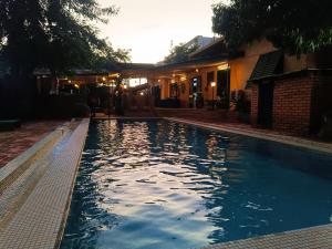 Swimming pool sa o malapit sa Hôtel Les Palmiers