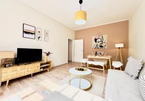 sala de estar con sofá y TV en Herzraum Appartement,kostenfreier Parkplatz,Innenstadt Babybett,Familie u Buisness,gratis Kaffee und Tee, en Bautzen