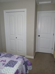 Ένα ή περισσότερα κρεβάτια σε δωμάτιο στο A room in Spruce Grove, 20mins drive to WEM