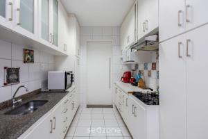 O bucătărie sau chicinetă la RSI - Apartamentos ao lado do Parque Ecológico de Águas Claras