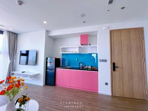 Кухня или кухненски бокс в Flamingos Hải Tiến Ibiza 1702 - Deluxe room 61m, 2 phòng ngủ, view thẳng biển, ban công rộng