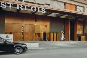 um carro preto estacionado em frente a uma loja em The St. Regis Istanbul em Istambul