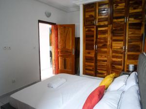 Cama ou camas em um quarto em Modern and Cosy Apt in Abidjan