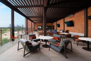 SpringHill Suites by Marriott Fort Worth Historic Stockyards tesisinde bir restoran veya yemek mekanı