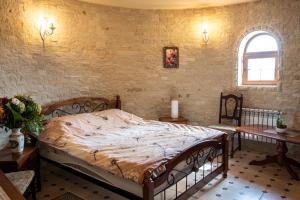 een slaapkamer met een groot bed en een raam bij Castel Unghern in Ivancea