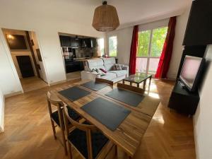 Una cocina o kitchenette en Le Relais des Cyclamens Bron