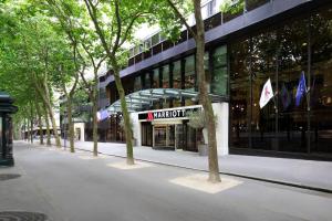 una strada di fronte a un edificio alberato di Paris Marriott Rive Gauche Hotel & Conference Center a Parigi